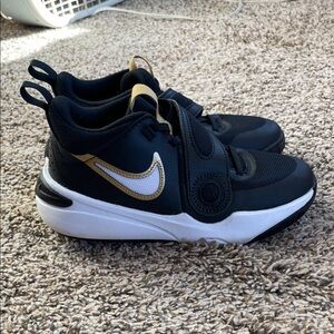 Used boys 4Y Nike Hustle D11 basketball shoes